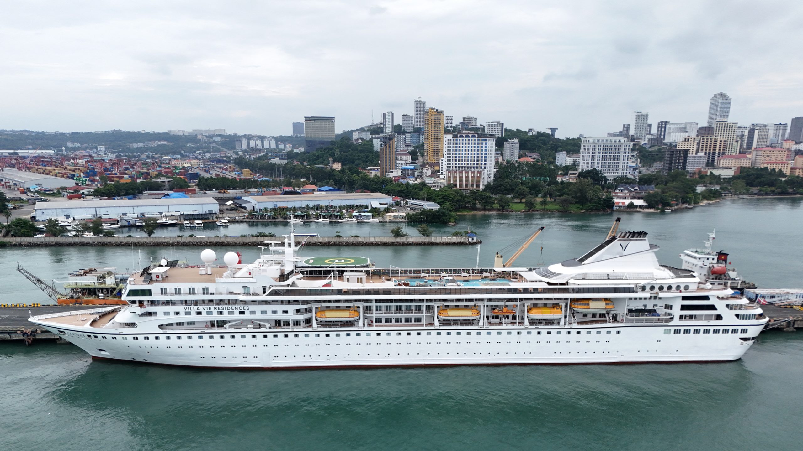 US cruise ship strands over 200 passengers because it can't afford fuel — Great Neck Community news